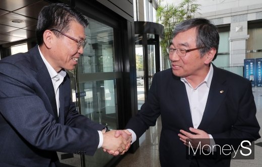 [머니S포토] 은성수 금융위원장, 윤석헌 금감원장과 첫 회동