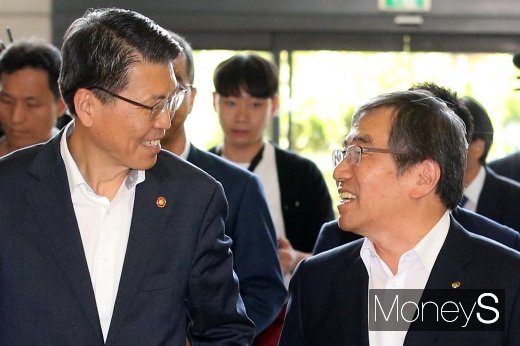 [머니S포토] 은성수-윤석헌 첫 회동, 한자리에 모인 금융 수장