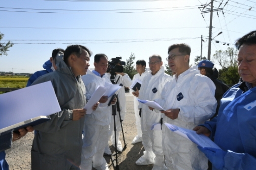 19일 오전 김현수 농림축산식품부 장관이 김포시 통진읍 가현리 소재 돼지농장을 방문해 아프리카돼지열병 방역 태세를 점검하고 있다. / 사진제공=김포시