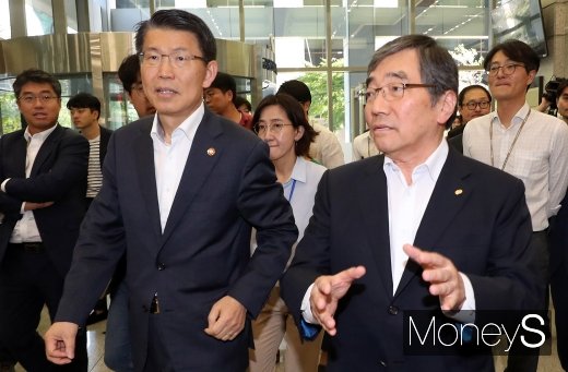 [머니S포토] 은성수-윤석헌 회동, 금융수장들의 첫 대화