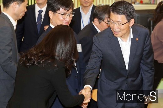 [머니S포토] 일본 수출규제 피해기업 상담센터 찾은 은성수