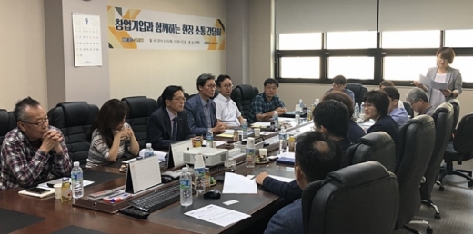 19일(목) 화성시 소재 ㈜씨엔원에서 열린 ‘창업기업과 함께하는 현장 소통 간담회’에서 (왼쪽에서 3번째) 경과원 김기준 원장을 비롯한 창업기업인들이 창업 과정에서의 애로사항 및 해결방안에 대한 논의를 하고 있다. / 사진제공=경과원