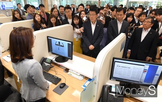 [머니S포토] 은성수, 일본 수출규제 피해기업 지원현황 등 직접점검