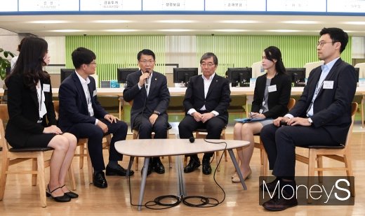 [머니S포토] 은성수-윤석헌, 직원들과 함께 첫 회동