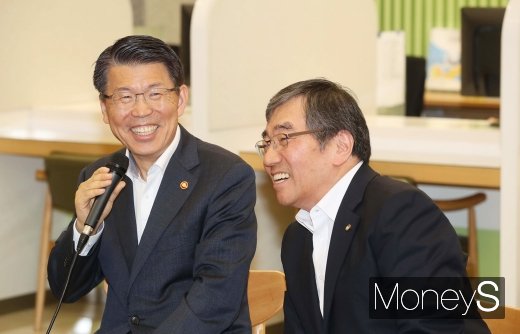 [머니S포토] 은성수-윤석헌 첫 회동, 무슨 대화 오갔나?