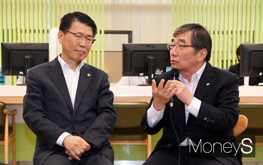 [머니S포토] 은성수 위원장과의 첫 회동, 입 연 윤석헌 원장