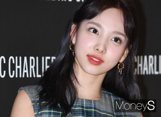 [머니S포토] 트와이스 나연 '사랑스러운 토끼 미소'