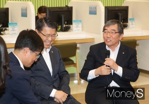 [머니S포토] 첫 회동한 은성수-윤석헌 '웃음꽃' 활짝