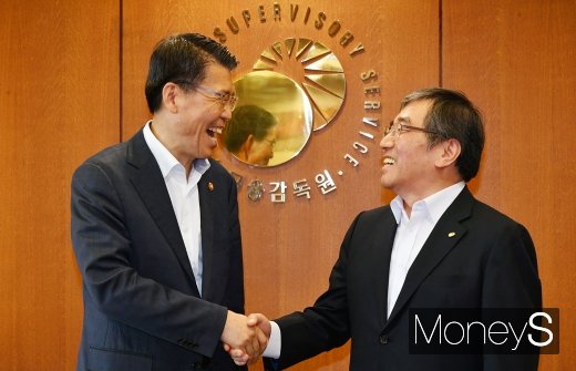 [머니S포토] 은성수·윤석헌 첫 회동, 금융위-금감원 앙금 풀고 공생하나