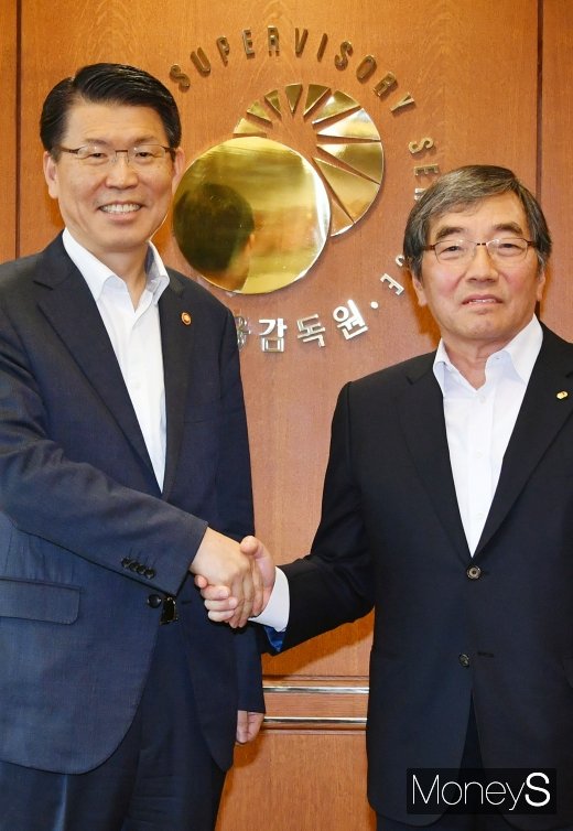 [머니S포토] 은성수·윤석헌 첫 회동, 서로 이끌어낸 결과는?