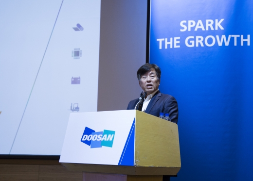 동현수 두산 부회장이 19일 여의도 전경련회관에서 분할과 재상장을 한 달 앞두고 국내외 기관투자자를 대상으로 개최한 대규모 기업설명회에서 존속법인인 두산의 성장 전략과 비전을 소개하고 있다 / 사진=두산