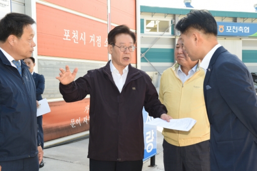 이재명 경기도지사(가운데)가 19일 포천축협을 방문해 아프리카돼지열병(ASF) 확산방지에 총력 대응할 것을 관계자들에게 지시하고 있다. / 사진제공=경기도