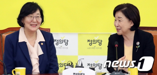 이정옥 신임 여성가족부 장관(왼쪽)이 19일 취임 인사차 국회를 찾아 심상정 정의당 대표를 예방했다. /사진=뉴스1