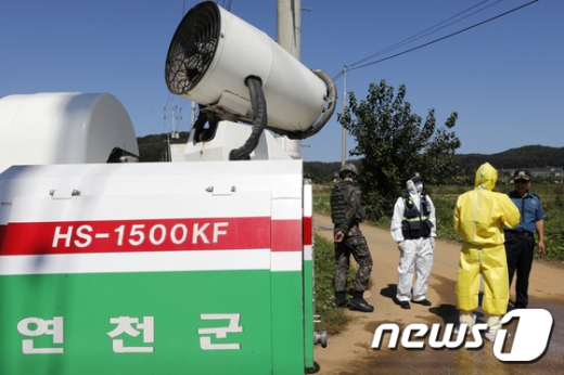아프리카 돼지열병(ASF) 확진 판정이 나온 경기 연천군의 한 양돈농가에 방역당국자들이 나와 있다. /사진=뉴스1