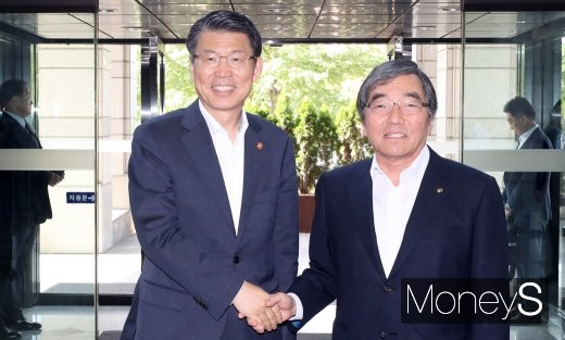 은성수 금융위원장과 윤석헌 금융감독원장이 19일 금융감독원에서 첫 공식 회동을 진행했다./사진=임한별 기자