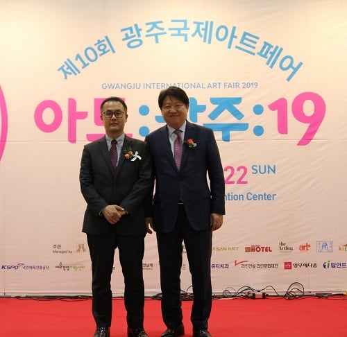 김종명 유디 사장과 박동훈 유디치과협회 부회장이 개막식에 참석한 모습./사진=유디