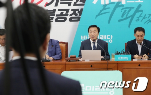 손학규 바른미래당 대표(오른쪽 2번째)가 20일 오전 서울 여의도 국회에서 열린 제147차 최고위원회의에서 하태경 의원의 징계 관련한 질문을 위해 찾은 지상욱 의원을 앞에 두고 모두발언을 하고 있다. /사진=뉴스1
