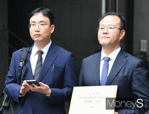 성추문 논란에 휩싸인 양준혁 야구 해설위원 측 변호인들이 20일 경기 용인서부경찰서에 고소장을 제출하러 들어서고 있다. /사진=장동규 기자