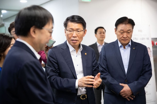 은성수 금융위원장은 20일 서울 중구 중앙서민금융통합지원센터를 방문해 실무자와 간담회를 진행했다./사진=금융위원회