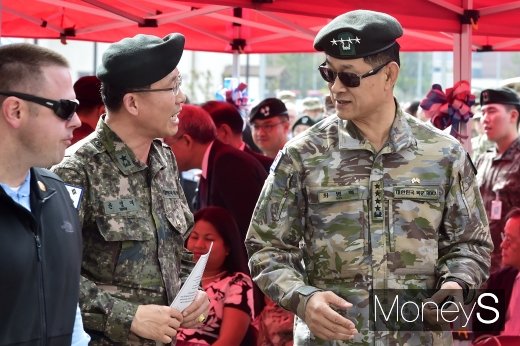 [머니S포토] 브라이언 D. 올굿 육군 병원 개원 참석한 최병혁 대장과 윤영대 준장