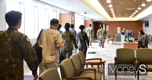 [머니S포토] 브라이언 D. 올굿 육군 병원 둘러보는 한미 군 관계자들