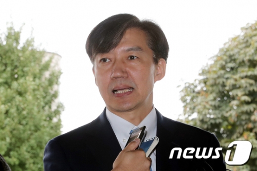 조국 법무부 장관이 20일 '검사와의 대화'를 위해 의정부지검을 찾아 기자들의 질의에 답하고 있다. /사진=뉴스1