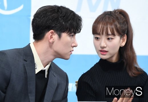 [머니S포토] '날 녹여주오' 지창욱·원진아, 다정한 대화