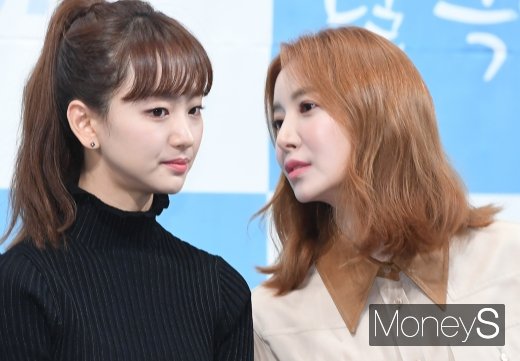 [머니S포토] 원진아·윤세아 '쏙닥쏙닥 귓속말'