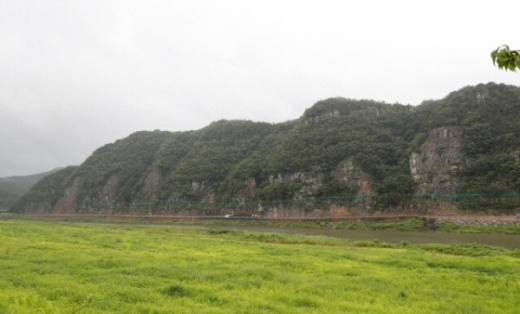 산청군 신안면 적벽산 급경사지 붕괴위험지구./ 사진=산청군