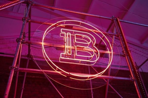 발망, 새로운 ‘B’ 로고 파티… UV, 래퍼 루피 참석