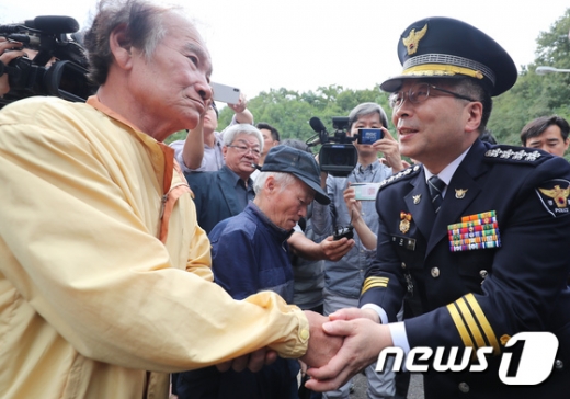 민갑룡 경찰청장(오른쪽)이 20일 대구 달서구 와룡산 세방골 개구리소년 유골 발견 현장 방문에 앞서 희생자 박찬인(당시 10세)군의 아버지 박건서(67)씨의 손을 잡고 위로하고 있다. /사진=뉴스1
