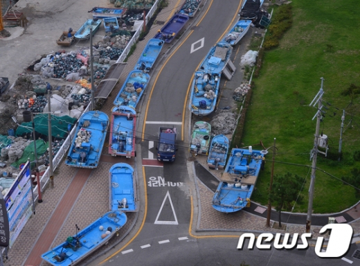 17호 태풍 '타파'가 북상중인 가운데, 20일 부산 해운대구 송정해수욕장 인근 도로에 소형 어선들이 피항해 있다. /사진=뉴스1