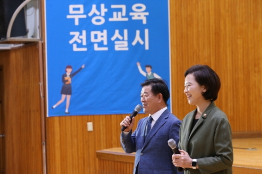 광명북고등학교 체육관에서 광명교육정책 소개 및 간담회가 열린 가운데 박승원 광명시장(왼쪽)이 발언하고 있다. / 사진제공=광명시