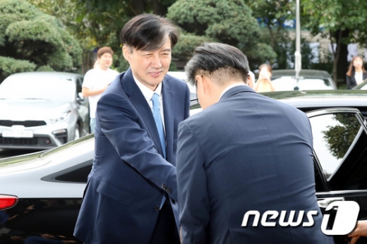 조국 법무부장관이 20일 오전 '검사와의 대화'를 위해 경기 의정부지방검찰청을 찾아 구본선 지검장과 인사를 나누고 있다. /사진=뉴스1