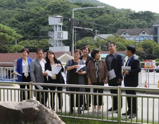 안양시의회 보사환경위원회(위원장 임영란)는 제250회 임시회 기간(9. 17.~ 10. 1.)중인 19일 석수동마애종을 현장방문 했다. / 사진제공=안양시의회