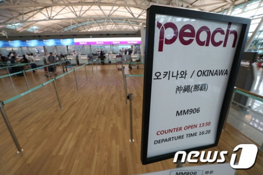 한일 관계 악화로 일본 불매운동이 이어지는 가운데, 추석을 앞둔 지난 10일 인천국제공항의 일본 여행 수속 게이트가 한산한 모습을 보이고 있다. /사진=뉴스1