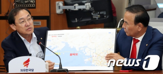 정유섭 자유한국당 의원(왼쪽)이 지난 10일 서울 여의도 국회에서 열린 원내대책회의에서 최근 논란이 불거진 북한군의 함박도 점령 관련해 발언을 하고 있다. /사진=뉴스1