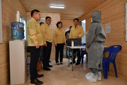 포천시의회(의장 조용춘)는 20일 파주와 연천에서 아프리카돼지열병(ASF)이 잇따라 발생함에 따라 방역작업이 한창인 거점초소 4곳을 찾았다. / 사진제공=포천시의회