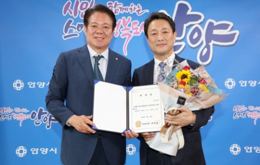 신임 이충한 지휘자 임명식(좌측은 최대호 안양시장). / 사진제공=안양시