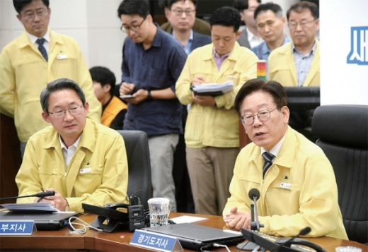 이재명 경기도지사가 17일 오전 경기도청 재난상황실에서 아프리카돼지열병 발생 관련 시군 부단체장 영상회의를 주재하고 있다. / 사진제공=경기도