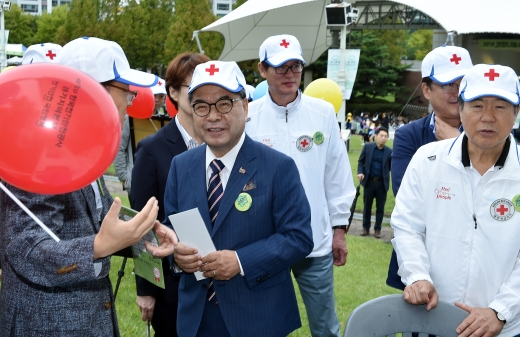 이재정 경기도교육감이 21일 수원야외음악당에서 열린 ‘2019 희망나눔 페스티벌’ 개회식에 참석해 청소년에게 희망과 응원의 메시지를 전달하고, 관계자들과 함께 생명·안전 캠페인 진행상황을 둘러 보았다. / 사진제공=경기도교육청