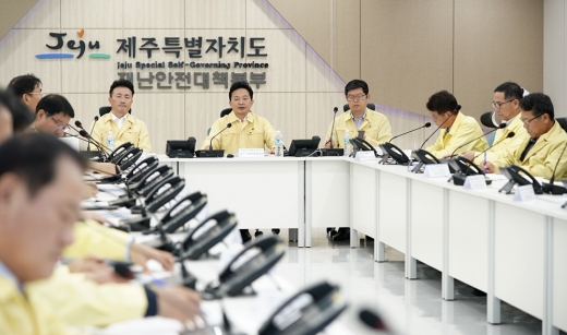 21일 오전 제주도 재난안전대책본부 상황실에서 원희룡 제주도지사가 제17호 태풍 '타파(TAPAH)' 북상에 따른 제1차 상황판단회의를 주재하고 있다. /사진=제주도