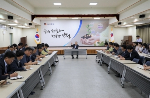20일 안성시청 대회의실에서 최문환 부시장이 긴급비상회의를 주재하고 있다. / 사진제공=안성시