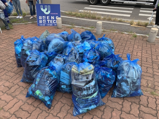 경기도는 지난 20일 ‘깨끗한 경기의 날’을 맞아 성남, 안양 등 도내 7개 시·군에서 ‘특별 대청소’를 실시, 총 16.3톤의 쓰레기를 수거했다고 22일 밝혔다. / 사진제공=경기도