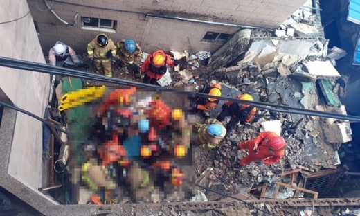 지난 21일 오후 10시26분쯤 부산진구의 한 2층 주택이 붕괴돼 70대로 추정되는 여성이 매몰됐다가 약 9시간 만에 발견됐다. /사진=부산소방재난본부, 뉴시스