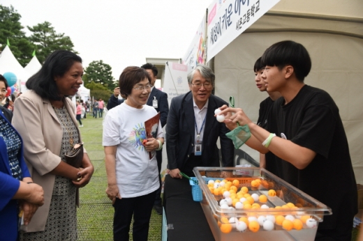 [머니S포토] 평화 SDG 세계시민축제 찾은 이미경 이사장
