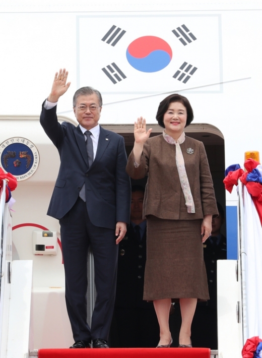 문재인 대통령(왼쪽)과 부인 김정숙 여사. /사진=뉴시스