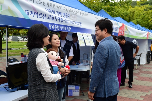 염태영 시장이 사회복지인들을 격려하고 있다. / 사진제공=수원시
