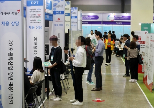 서울 강남구 코엑스에서 열린 2019 물류산업 청년 채용박람회에서 구직자들이 현장 면접 순서를 기다리고 있다. /사진=뉴스1