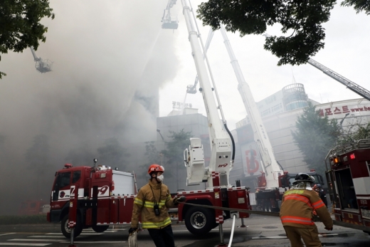 22일 오전 서울 중구 신당동 제일평화시장에 불이나 소방대원들이 화재진화 작업을 하고 있다. /사진=뉴스1